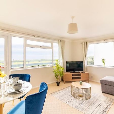 Incredible Sea View 2 Bedroom Beach Apartment 본머스 외부 사진