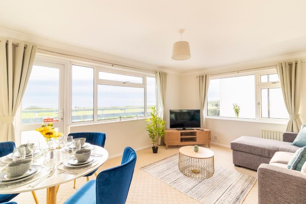Incredible Sea View 2 Bedroom Beach Apartment 본머스 외부 사진